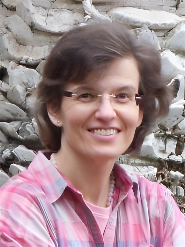 Ursula Scheid vor einer alten Steinmauer